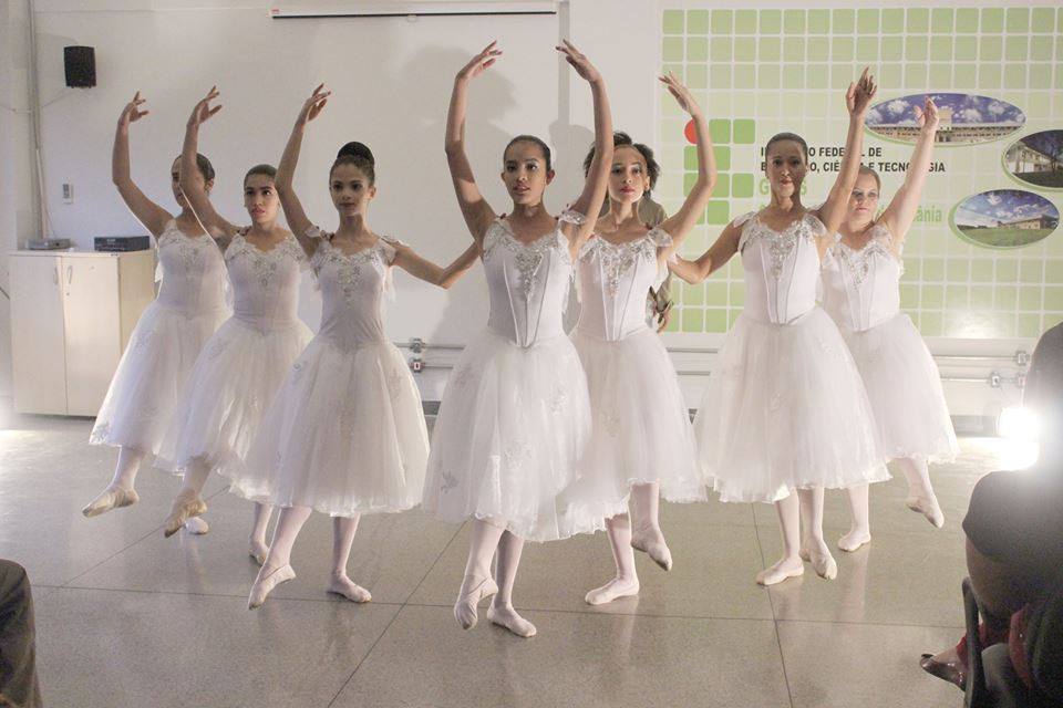 Foto de 2018 de turma do curso de extensão Balé para Adultos